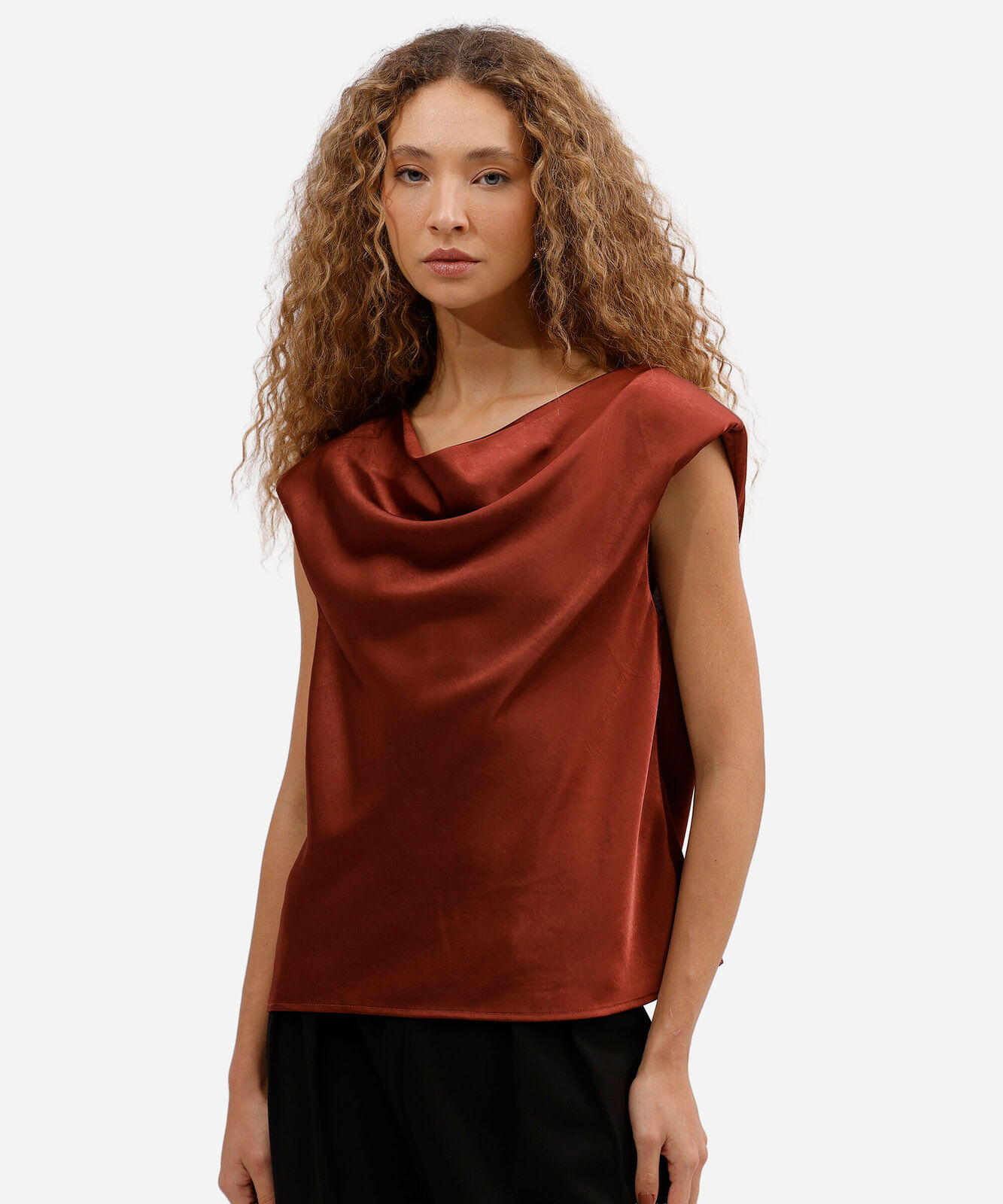 blusa feminina decote degagê com ombreiras marrom
