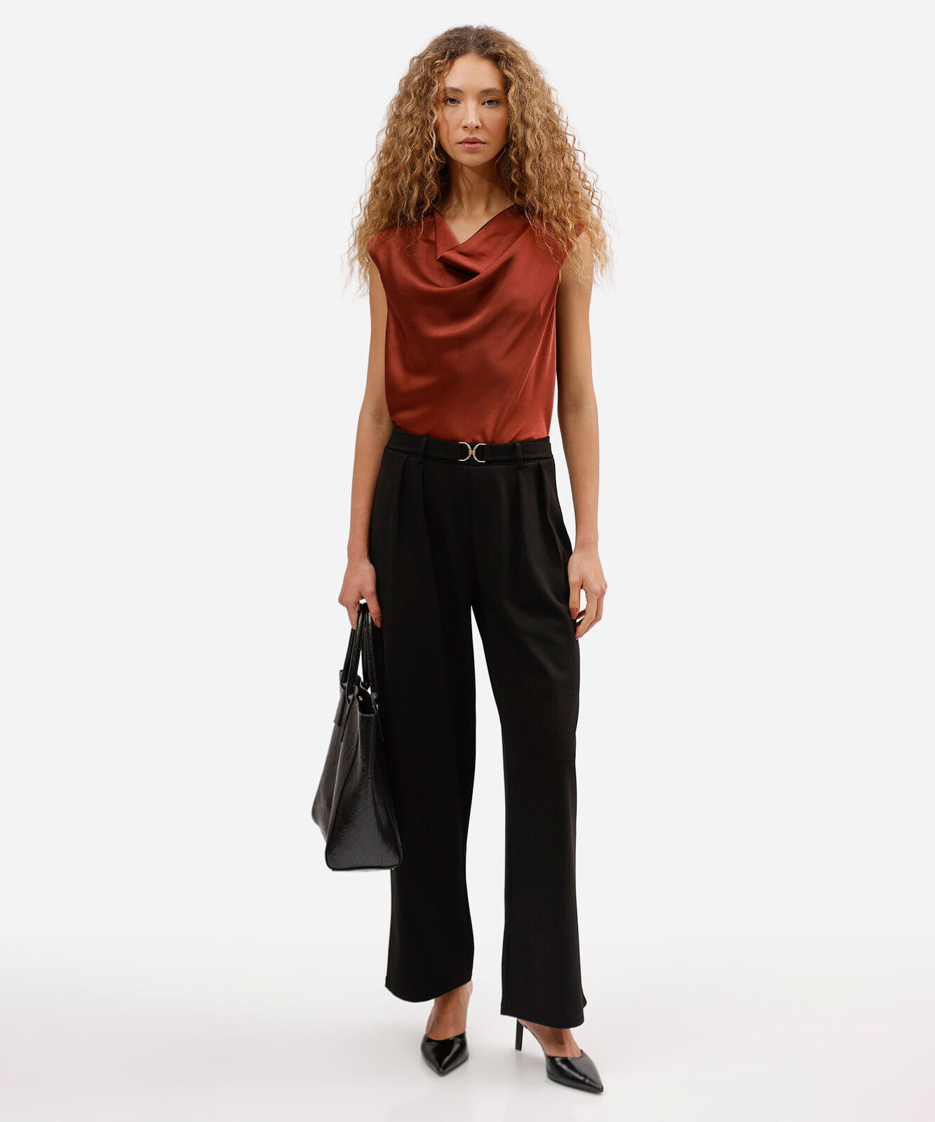 calça feminina wide leg pregas com fivela preta