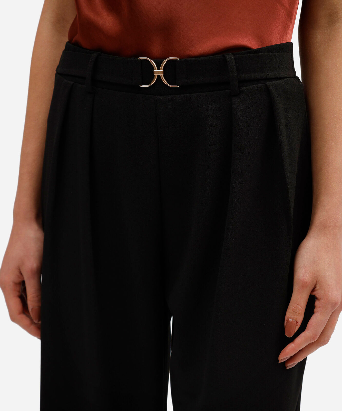 calça feminina wide leg pregas com fivela preta