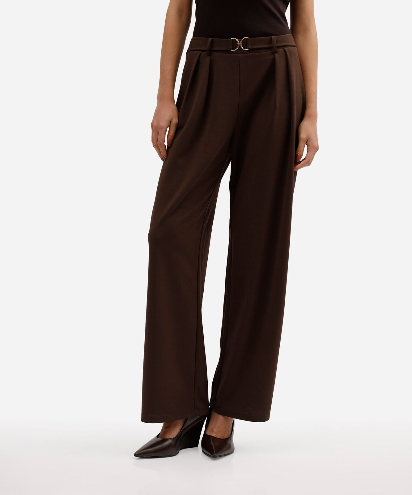 calça feminina wide leg pregas com fivela marrom