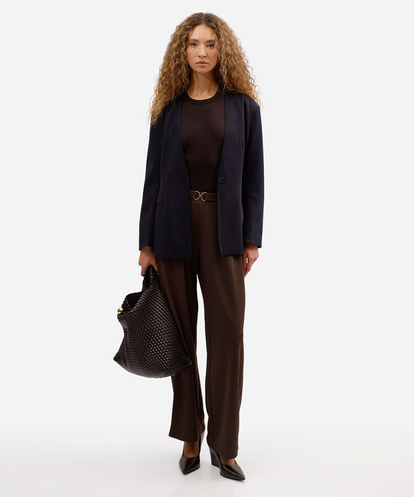 calça feminina wide leg pregas com fivela marrom