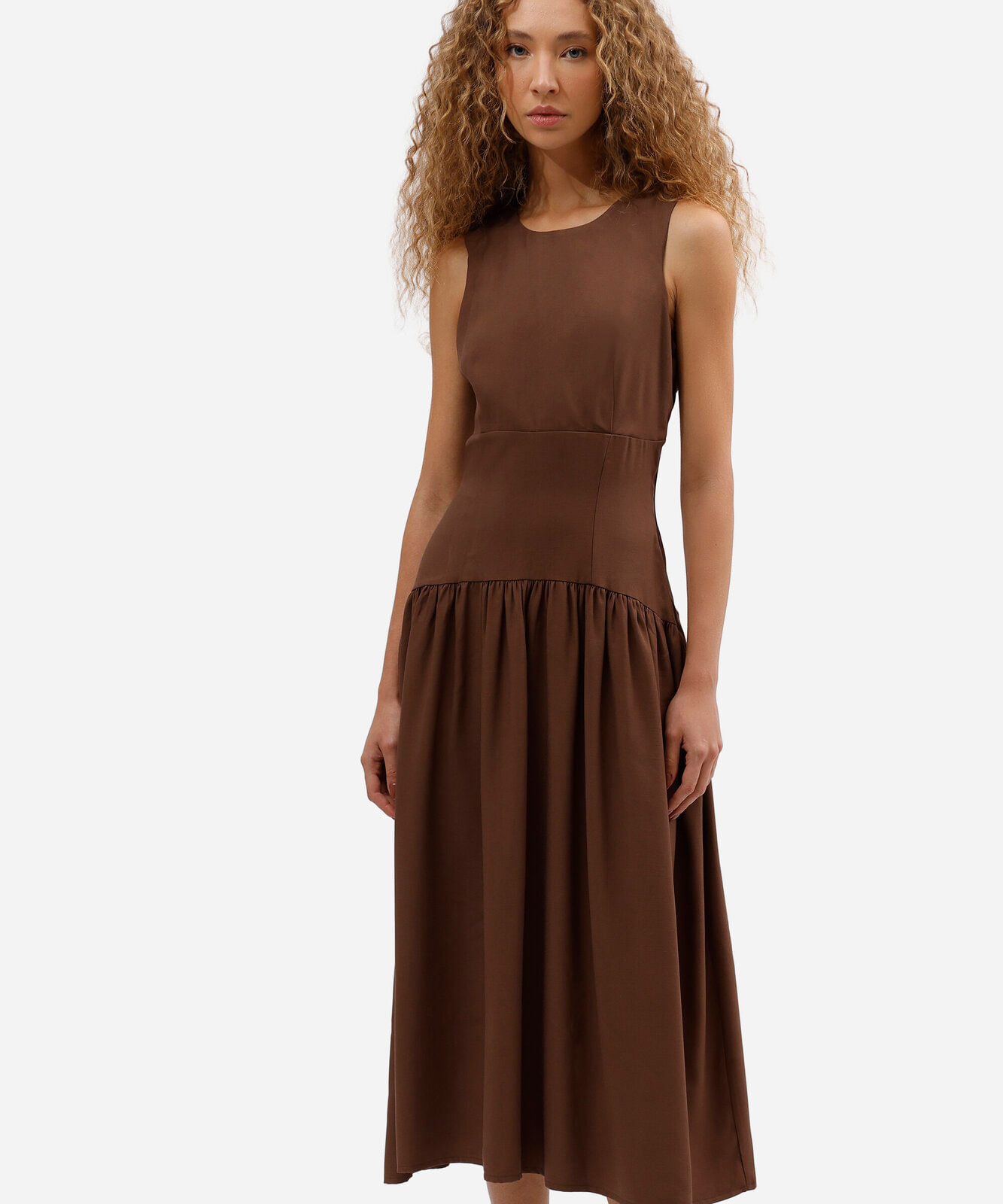 vestido midi feminino com recorte marrom