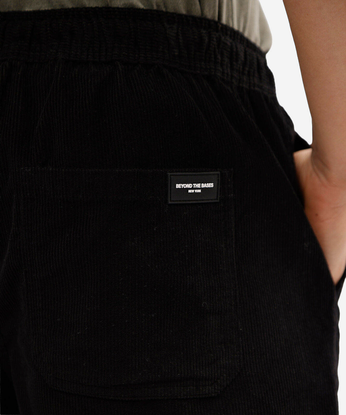 short de veludo cotelê com bolsos preto
