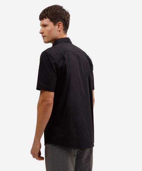 camisa manga curta com bolso preta