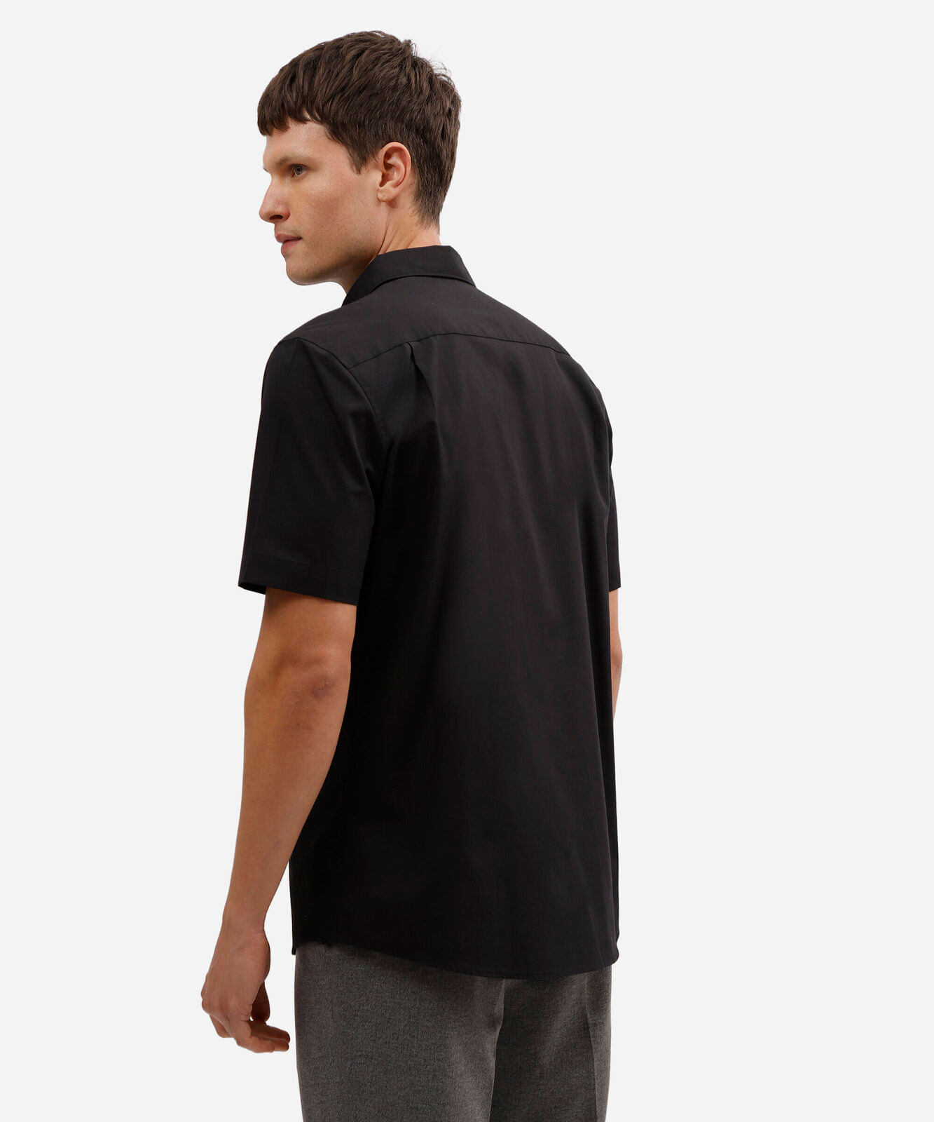 camisa manga curta com bolso preta