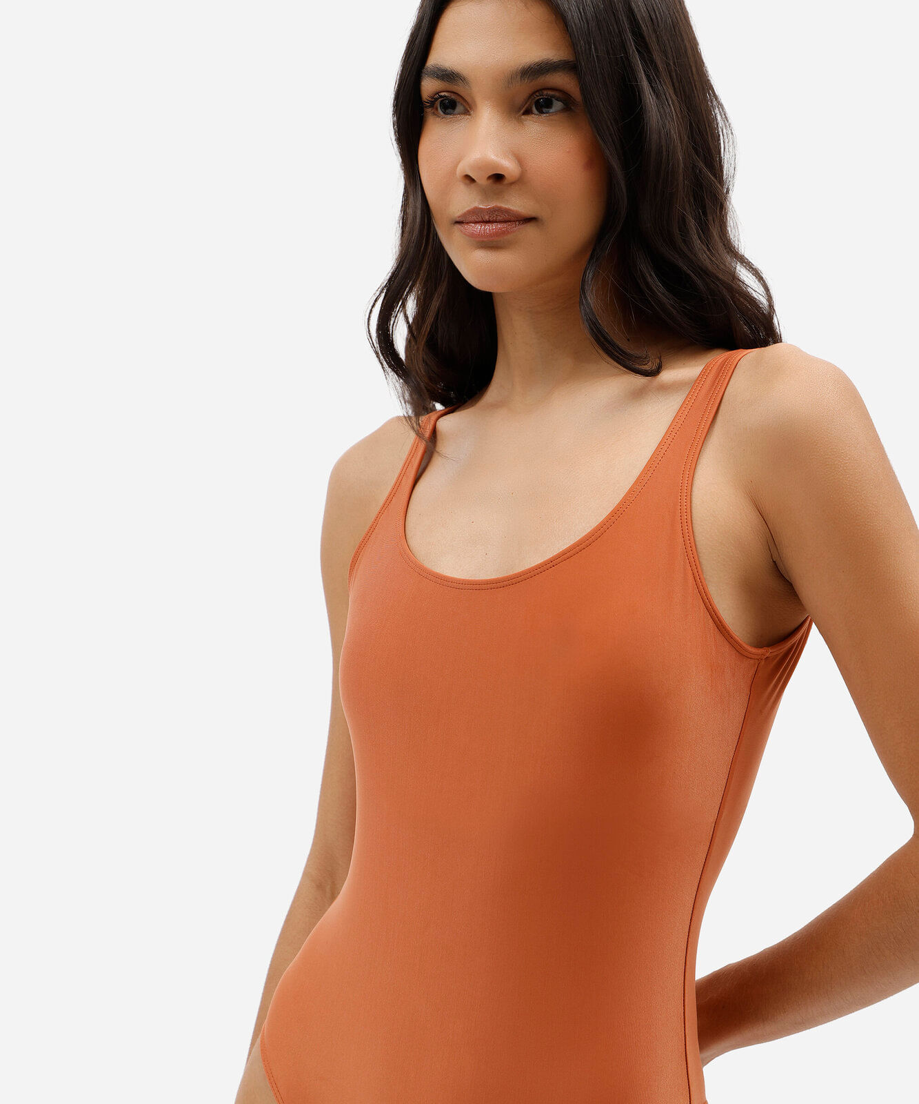 maiô feminino decote redondo marrom