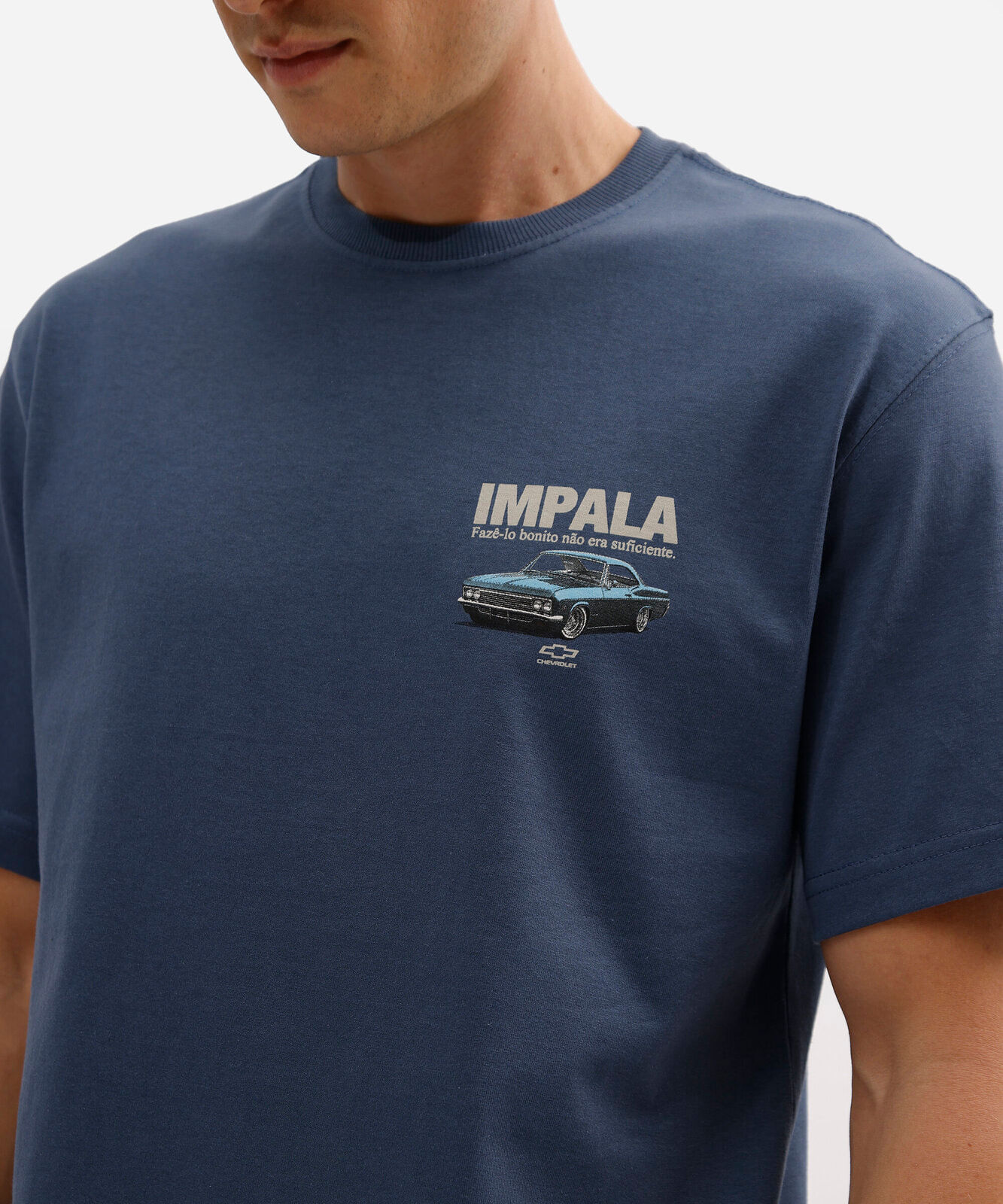 camiseta masculina relaxed de algodão com estampa chevrolet impala azul
