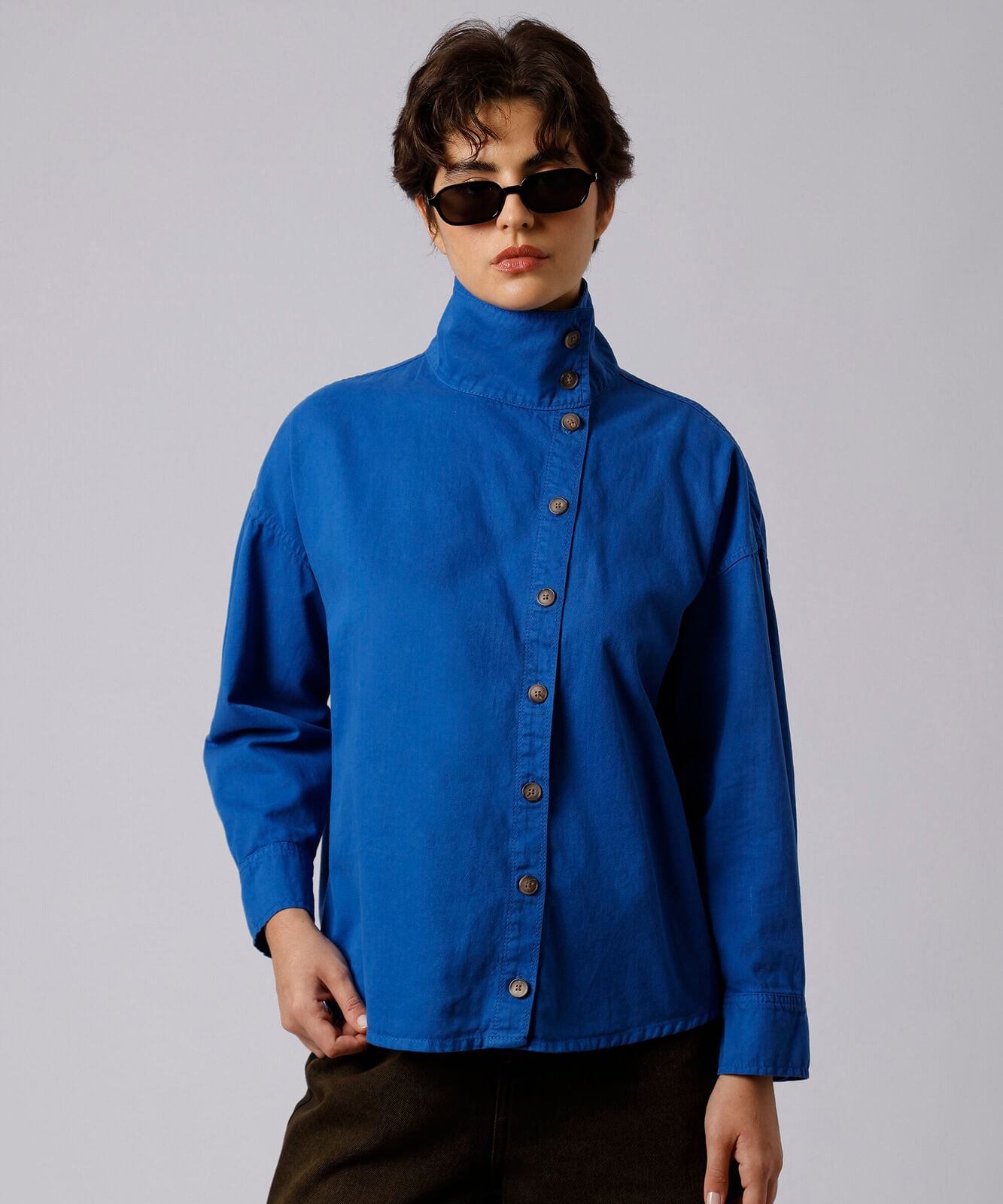 camisa feminina de algodão manga longa funnel neck mindset azul