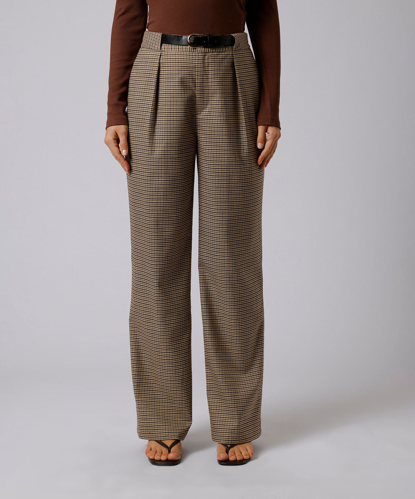 calça de alfaiataria feminina com pregas e cinto xadrez mindset colorida