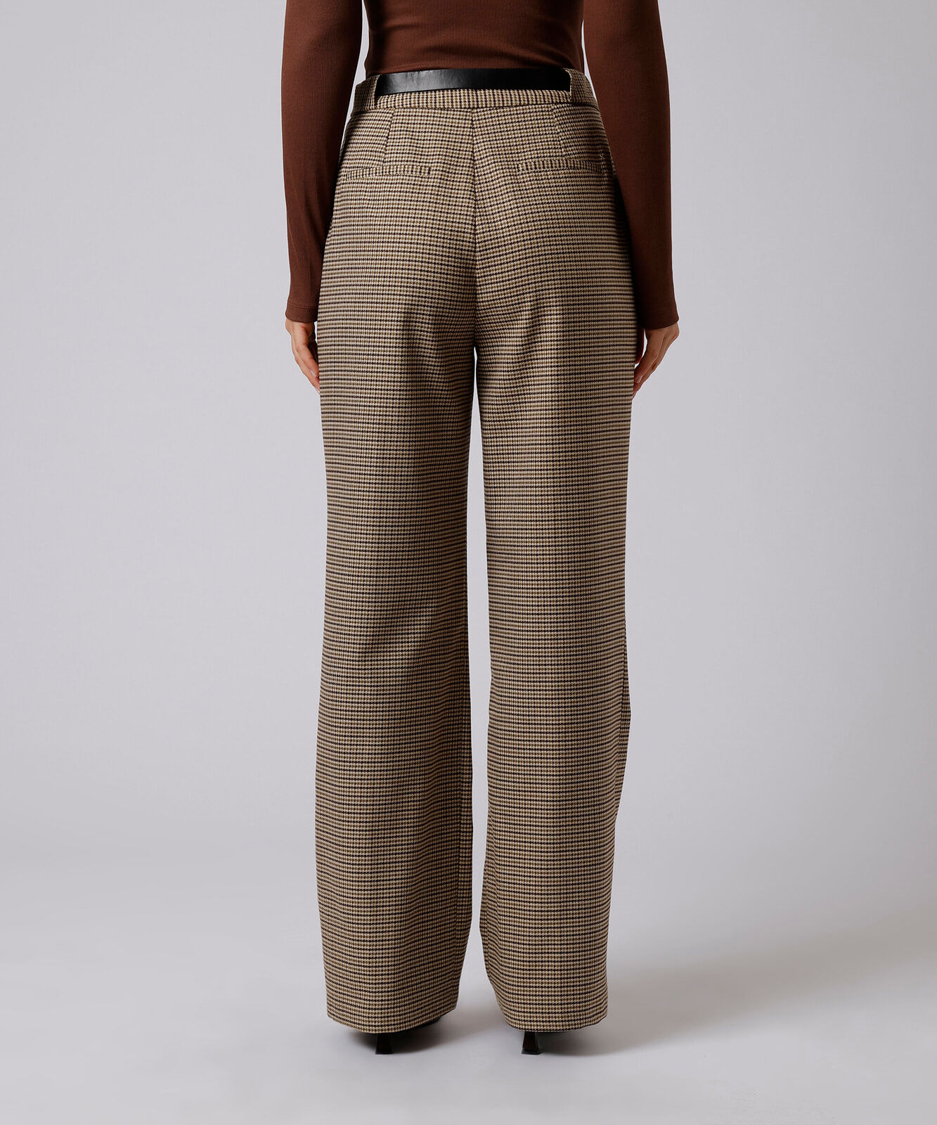 calça de alfaiataria feminina com pregas e cinto xadrez mindset colorida