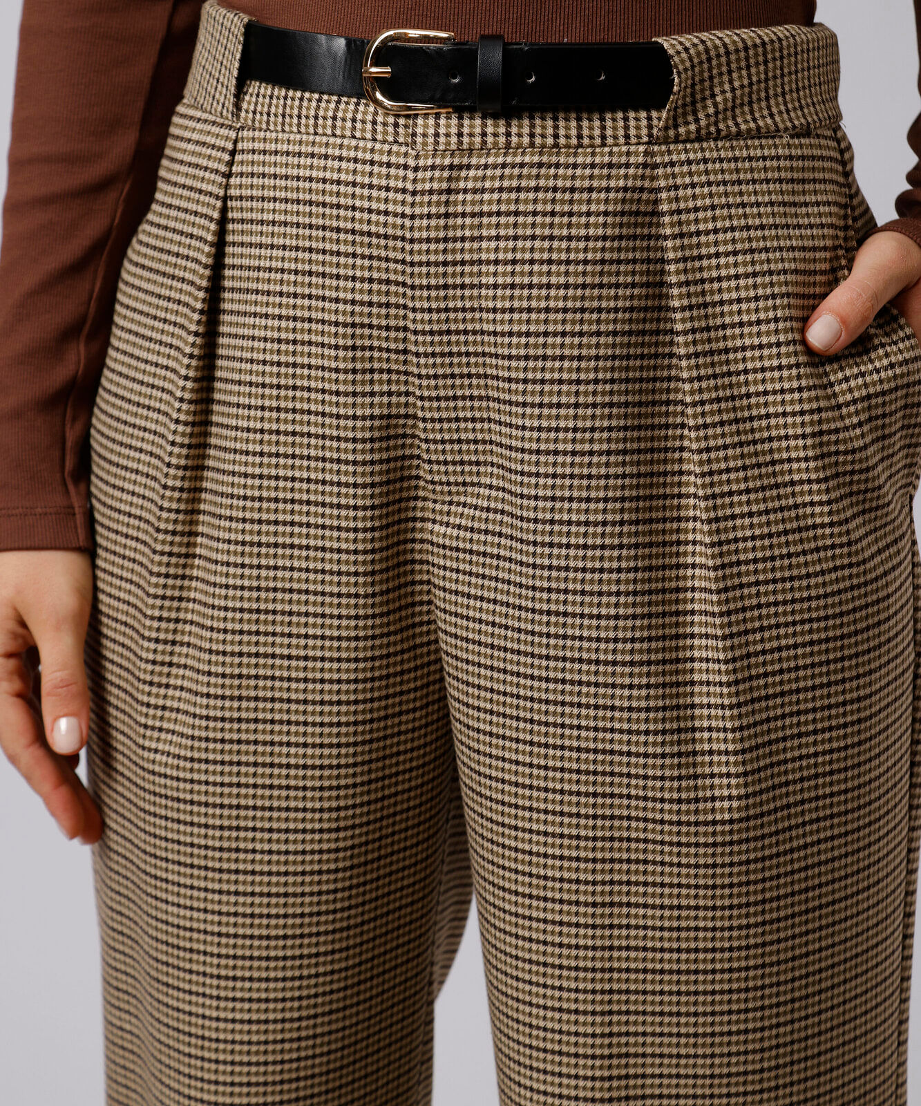 calça de alfaiataria feminina com pregas e cinto xadrez mindset colorida