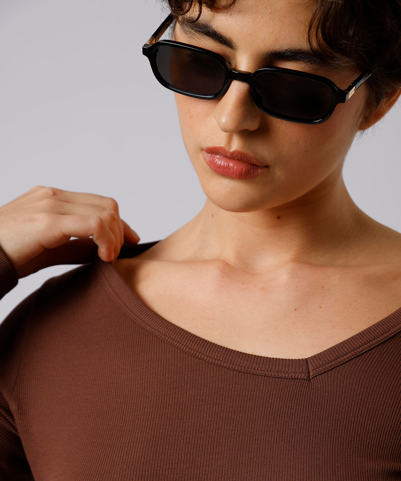 blusa slim fit feminina de algodão decote v deslocado manga longa mindset marrom