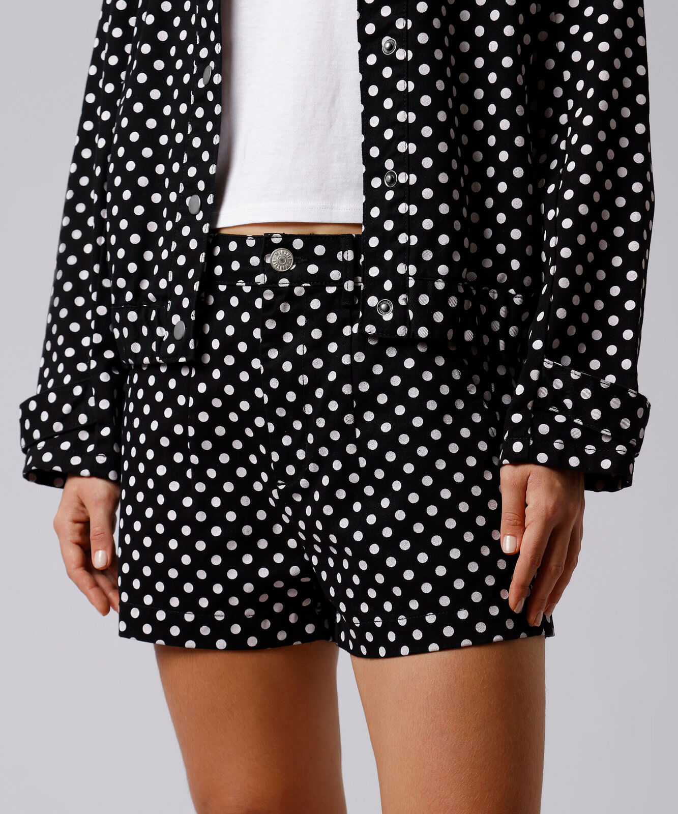 short feminino mindset de sarja com estampa de poá preto