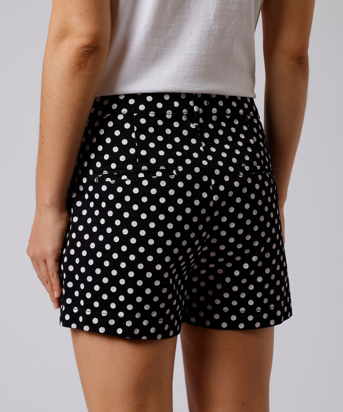 short feminino mindset de sarja com estampa de poá preto