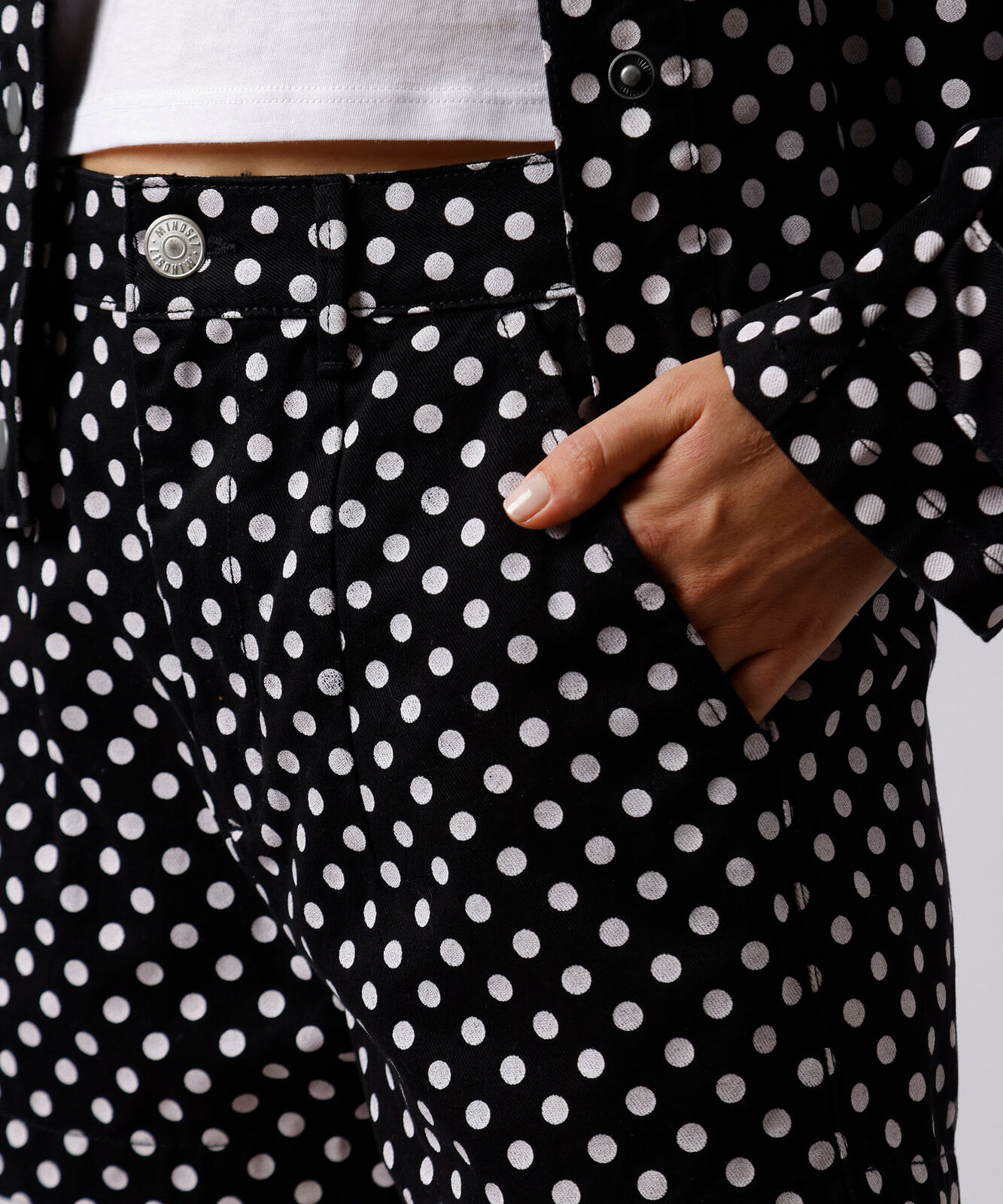 short feminino mindset de sarja com estampa de poá preto