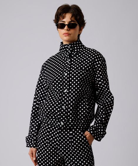 jaqueta cropped mindset de sarja gola alta com estampa de poá preta