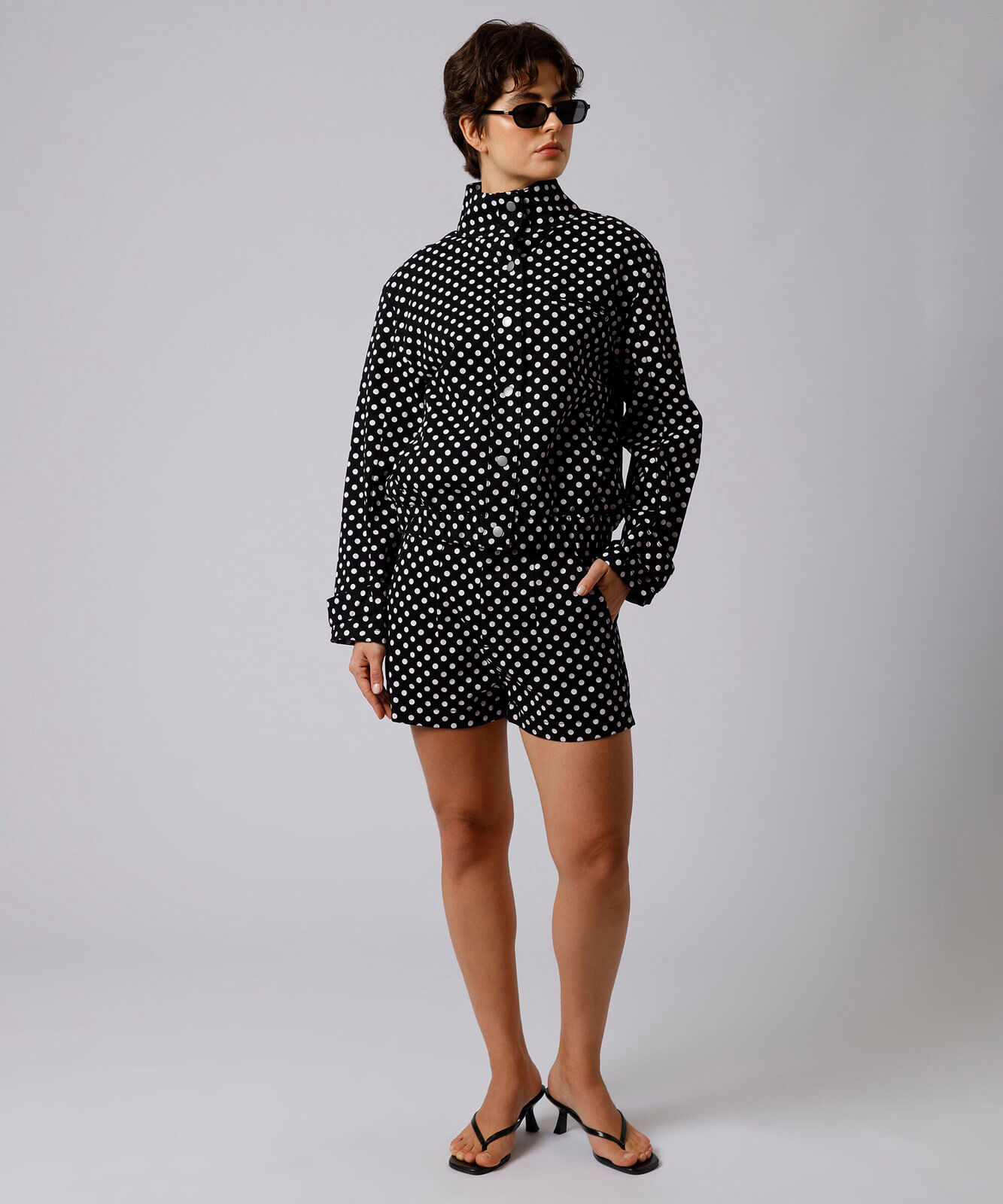 jaqueta cropped mindset de sarja gola alta com estampa de poá preta