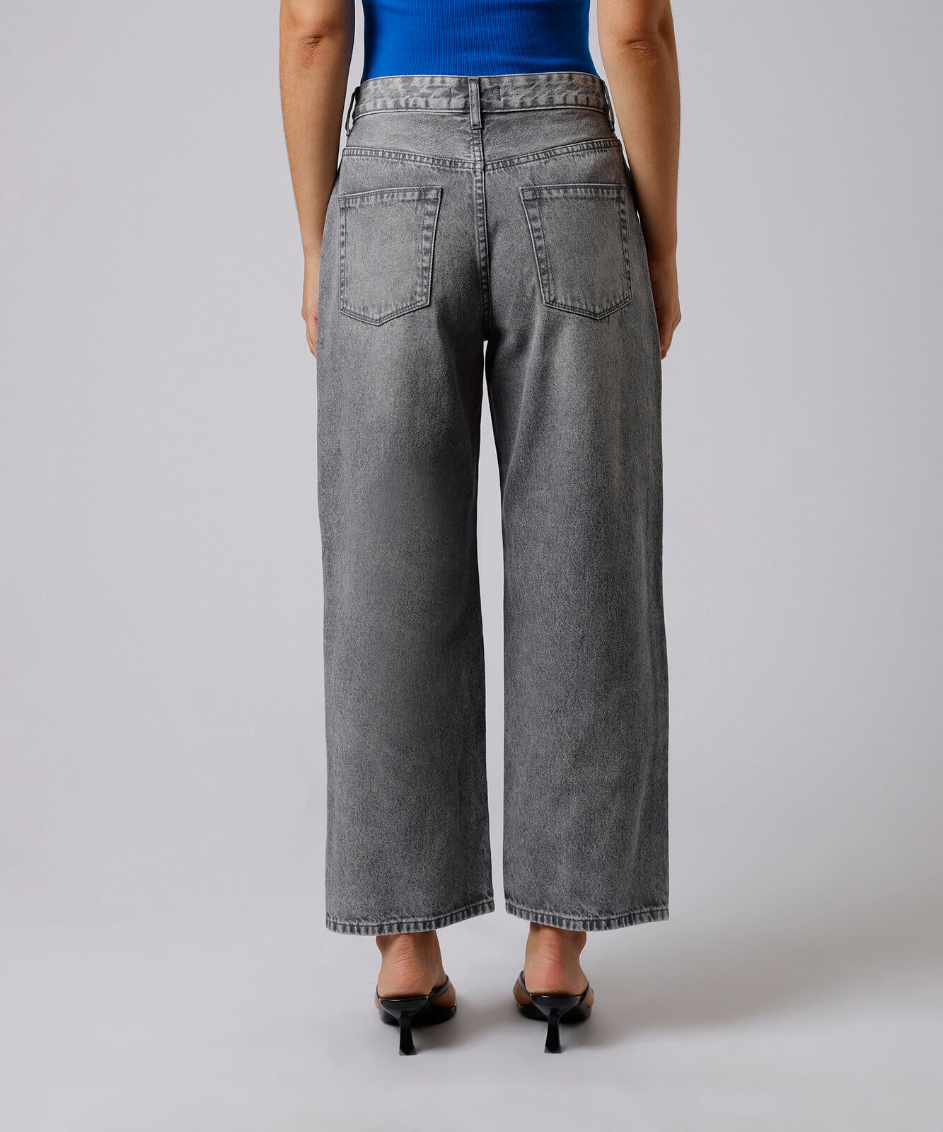 calça jeans feminina reta petit mindset de algodão com cintura alta cinza