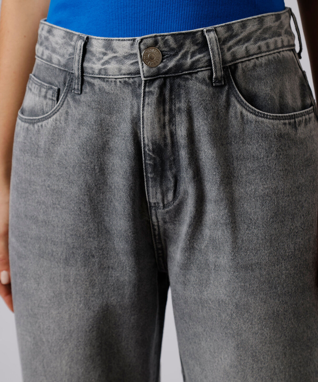calça jeans feminina reta petit mindset de algodão com cintura alta cinza