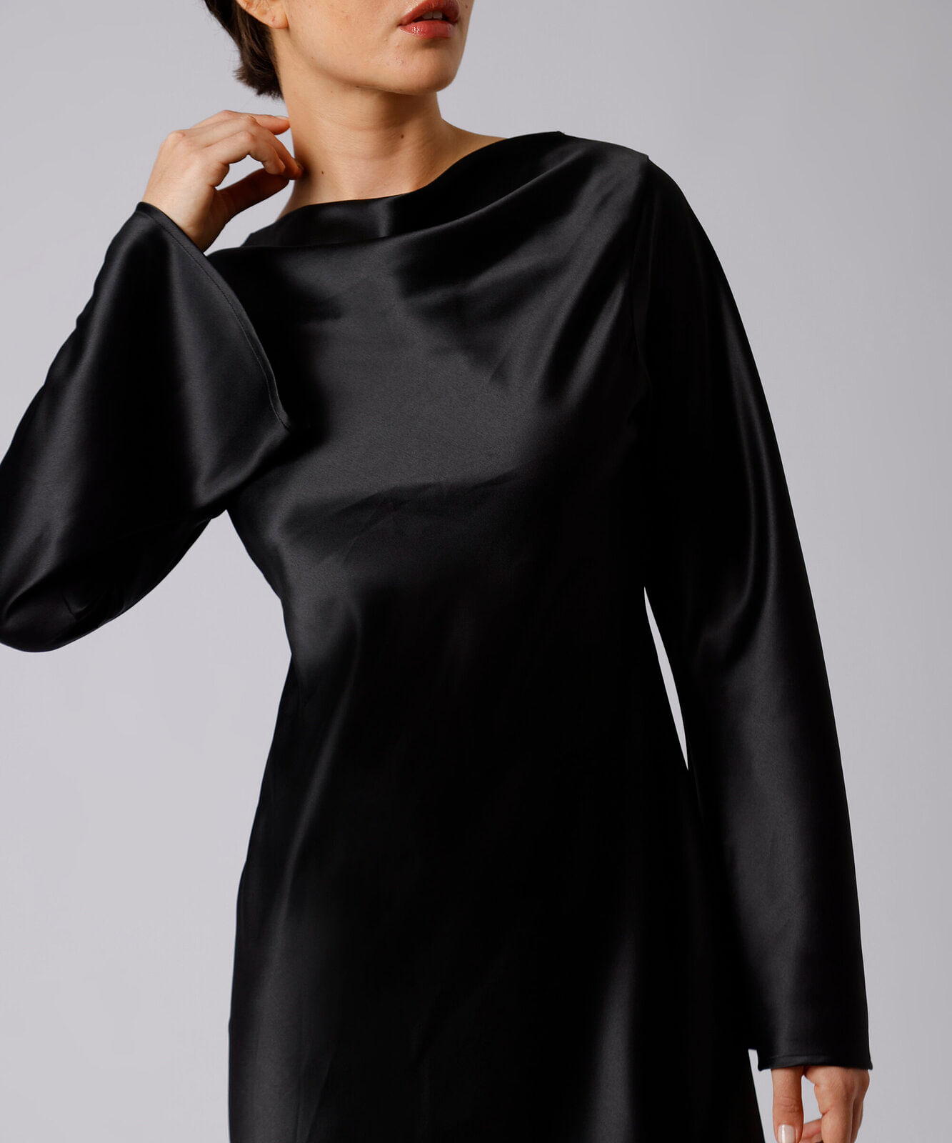 vestido curto feminino decote canoa manga longa acetinado mindset preto