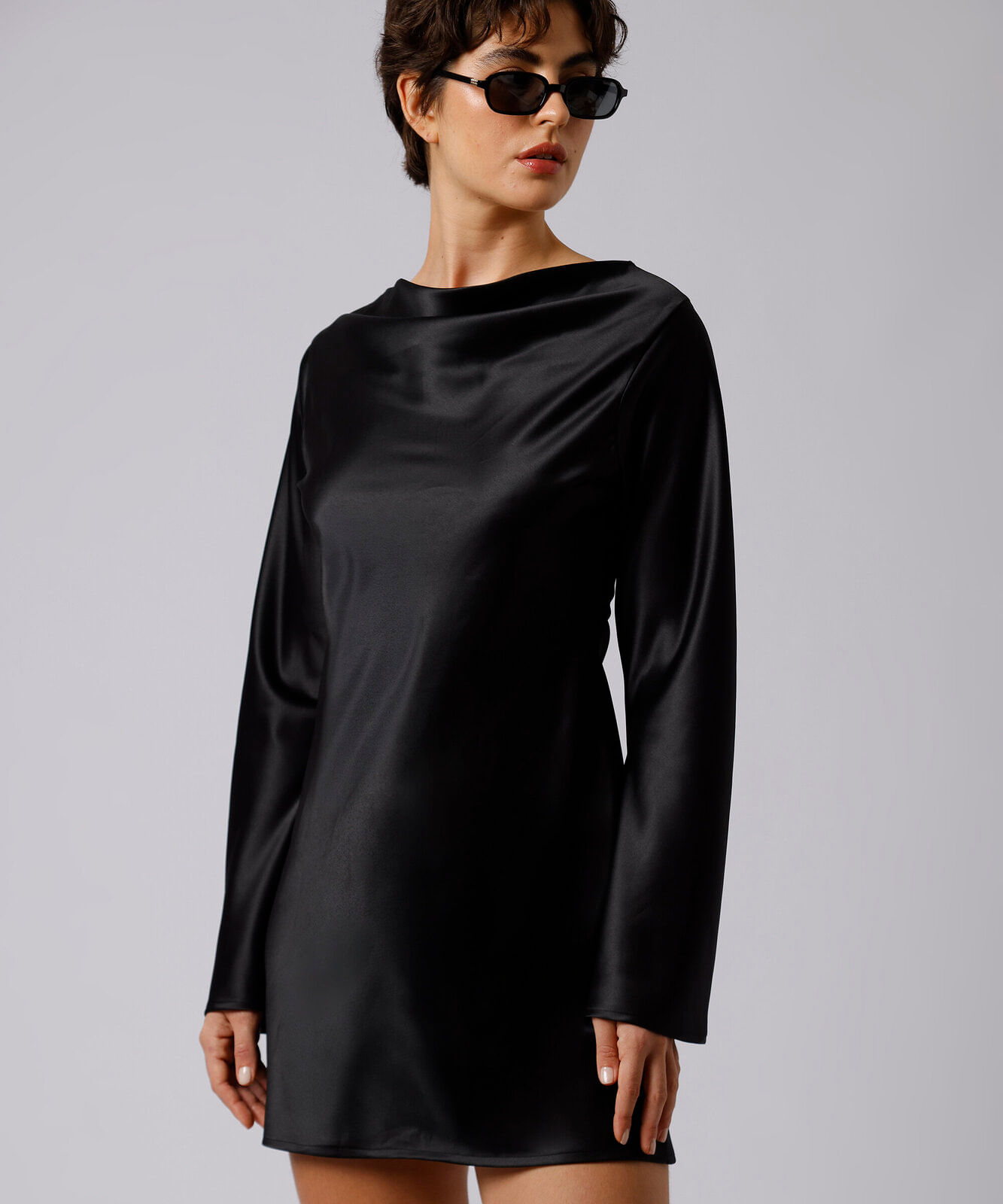 vestido curto feminino decote canoa manga longa acetinado mindset preto