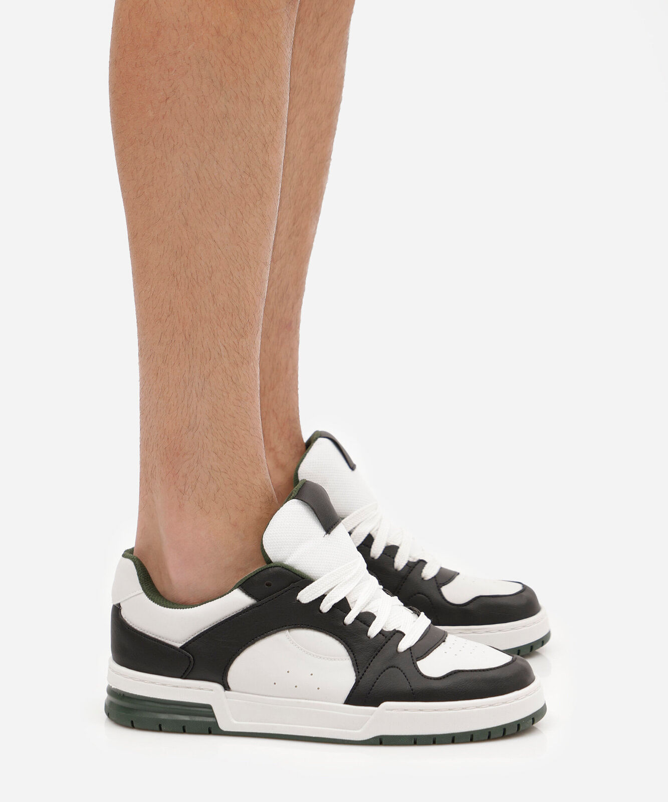 tênis casual com recortes preto