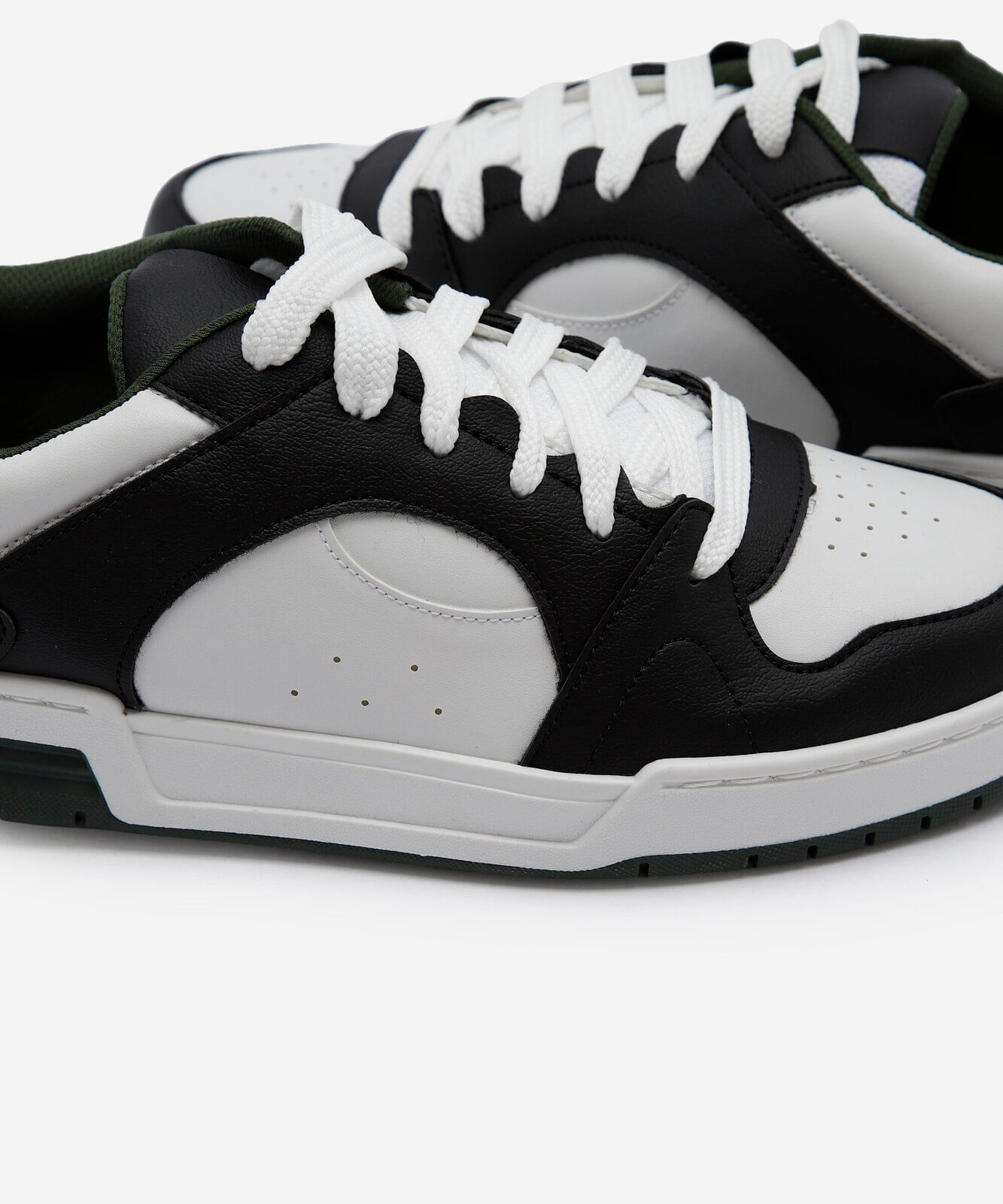 tênis casual com recortes preto