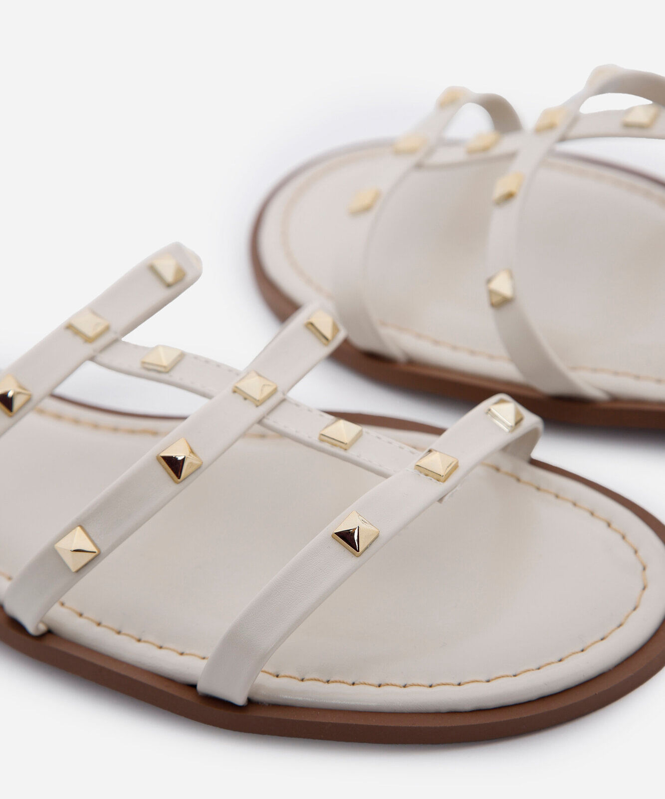 rasteirinha feminina com tachas off white
