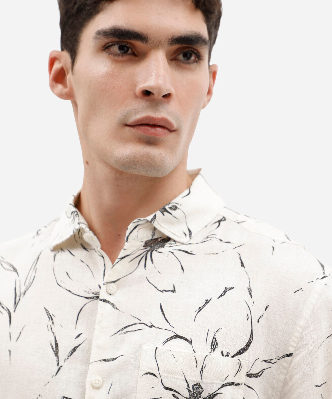 camisa masculina comfort de manga curta com estampa floral em linho e viscose off white