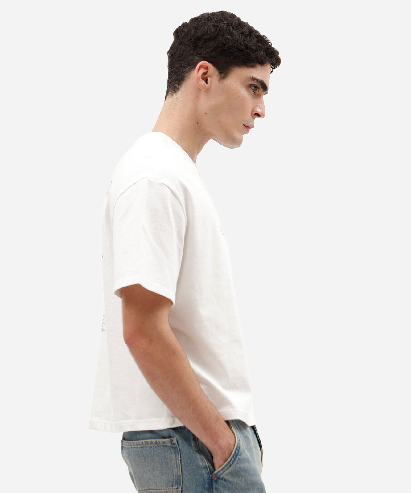camiseta masculina box de algodão com estampa de carro nas costas off white