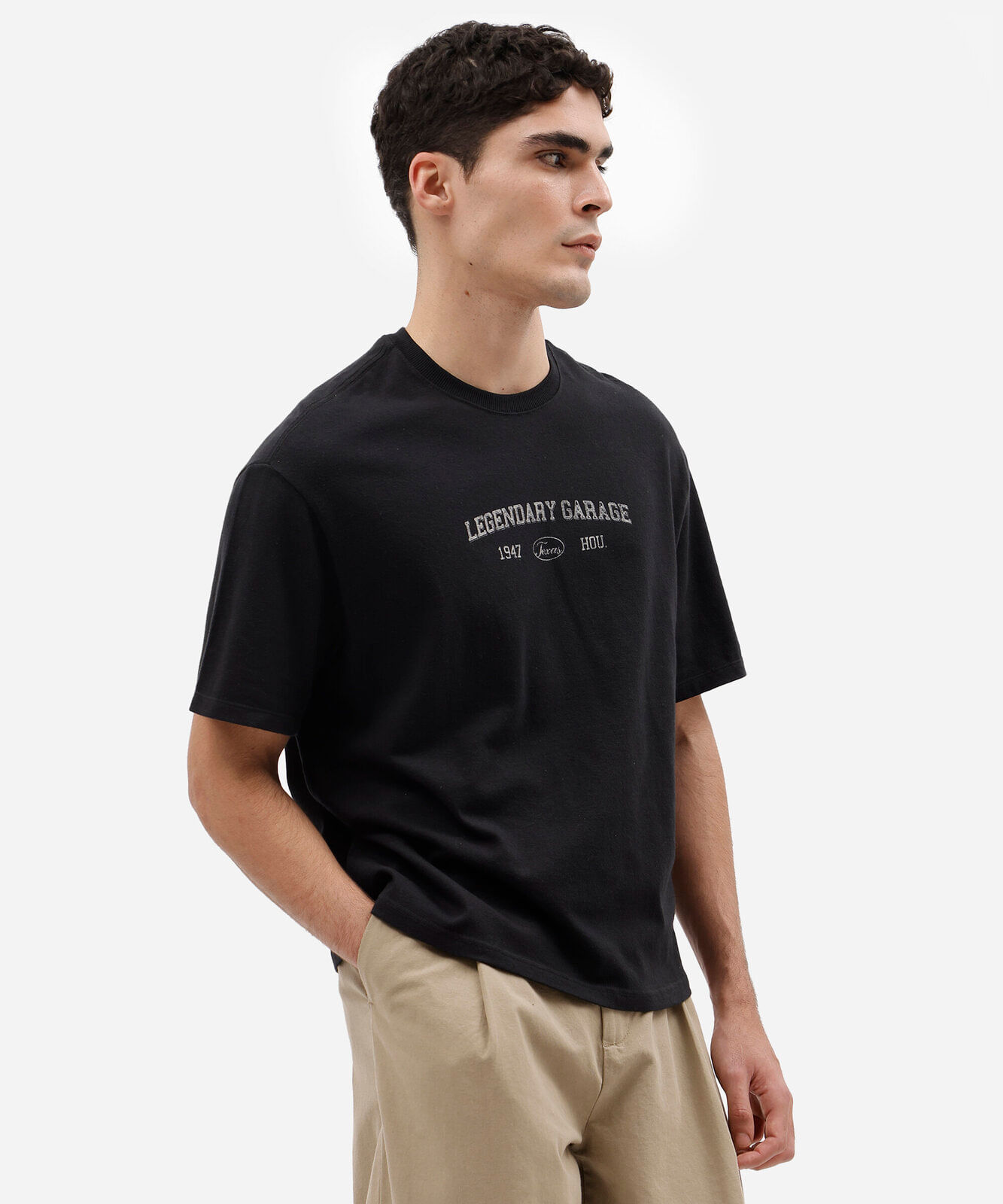 camiseta masculina boxy de malhão com estampa automotiva nas costas preta