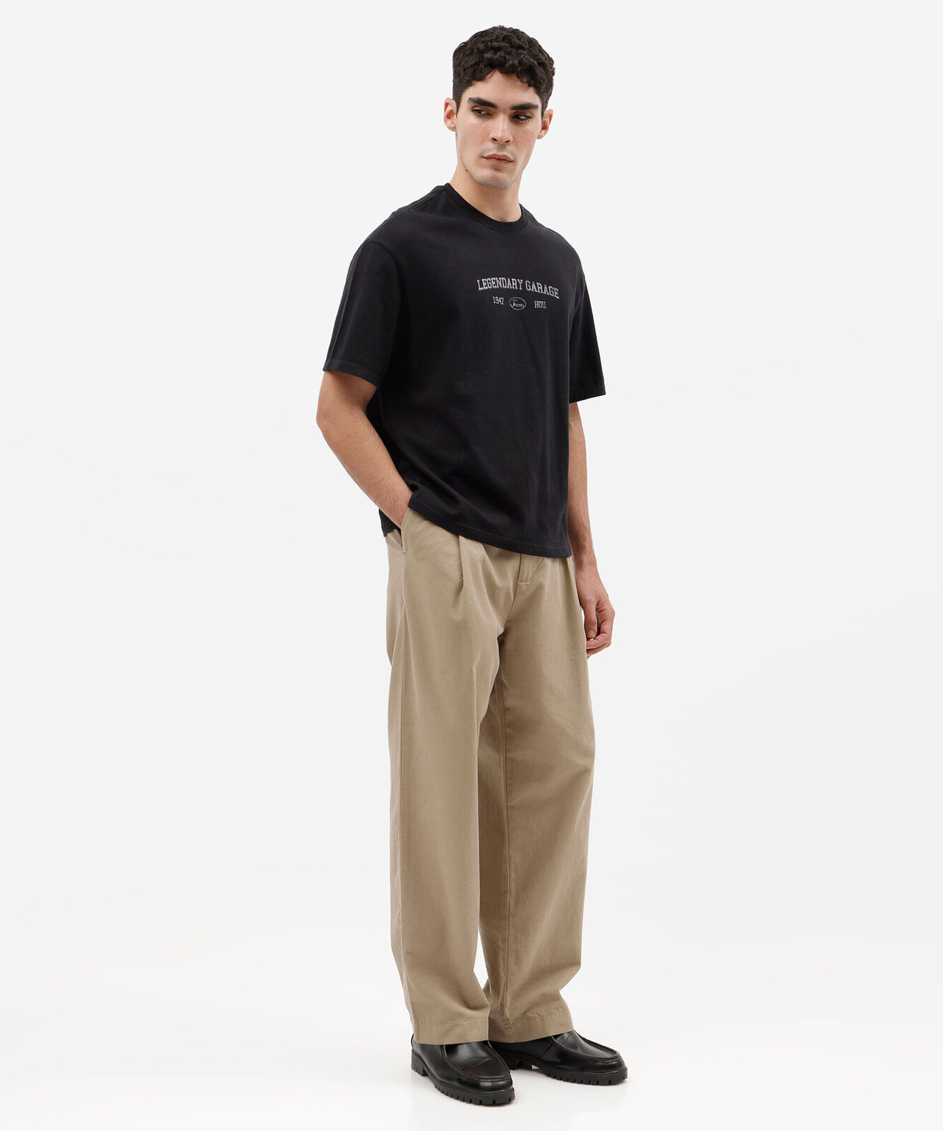 camiseta masculina boxy de malhão com estampa automotiva nas costas preta