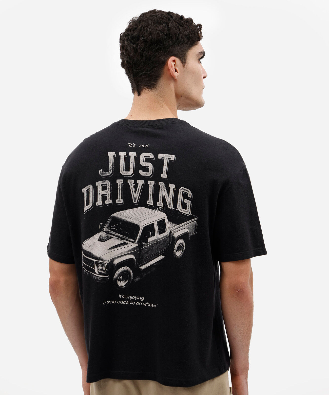 camiseta masculina boxy de malhão com estampa automotiva nas costas preta