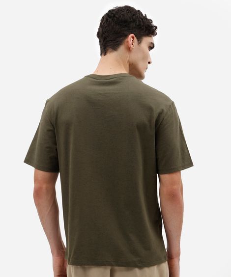 camiseta masculina relaxed de malha com estampa localizada verde