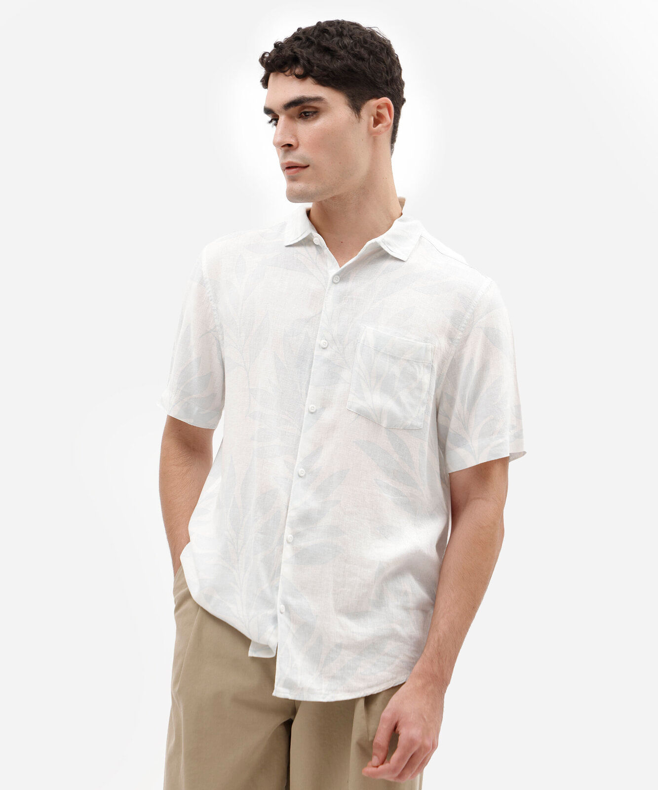 camisa masculina comfort de linho com estampa de folhagem manga curta azul