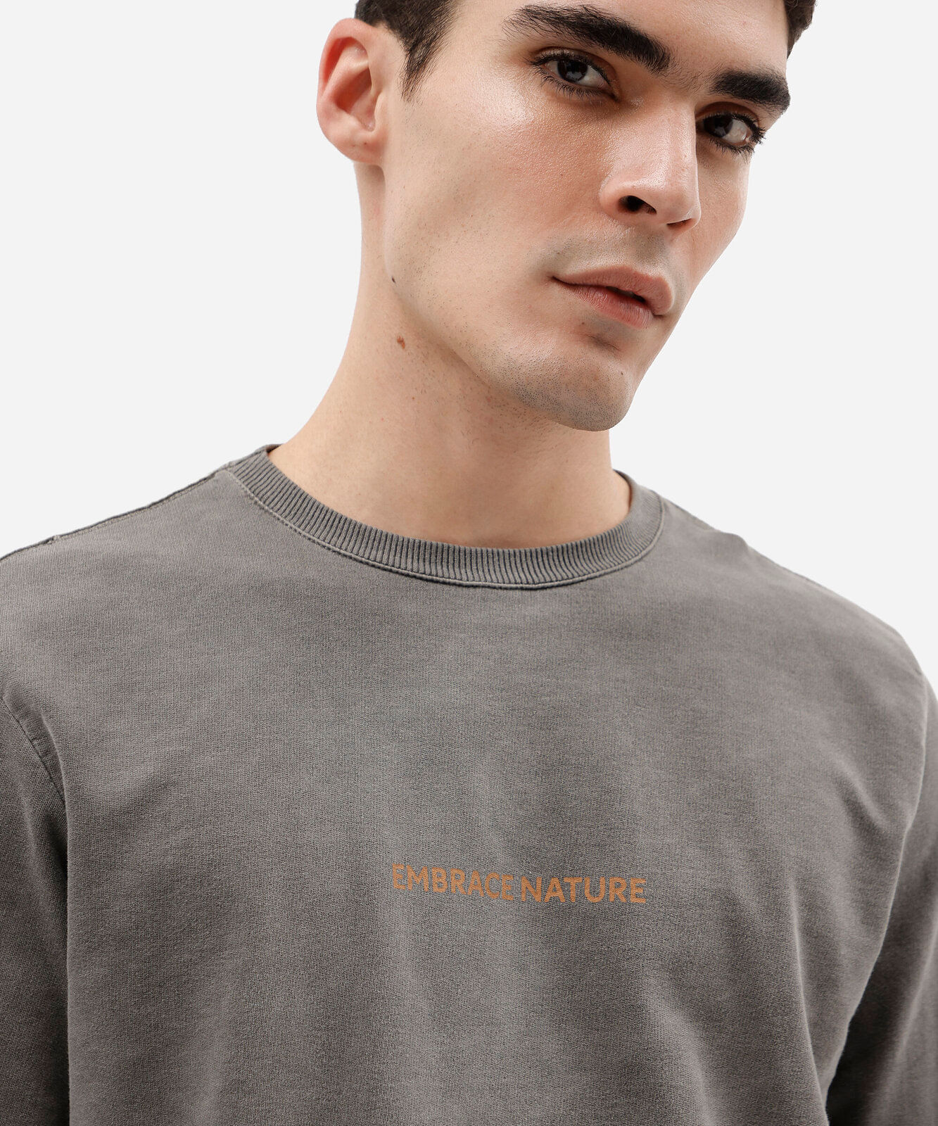 camiseta de manga longa masculina comfort de moletinho com estampa nas costas preta