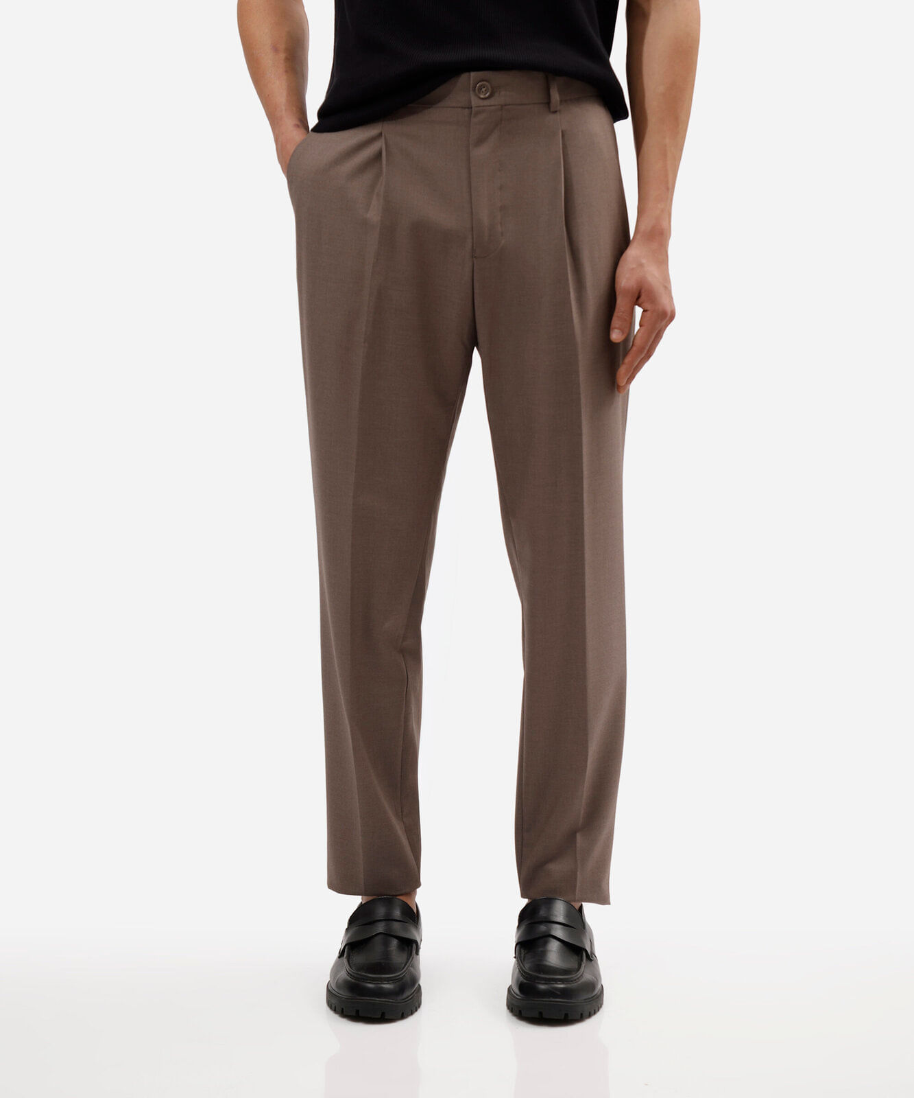 calça masculina de alfaiataria com pregas marrom
