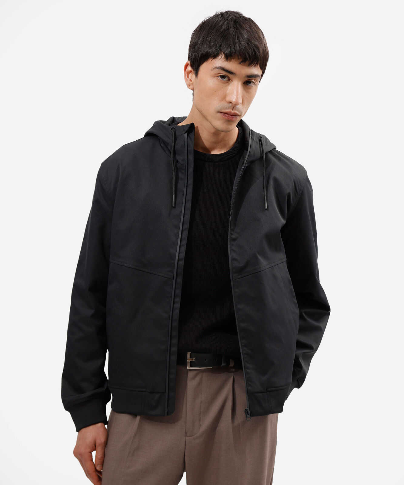 jaqueta masculina com bolsos e capuz preta