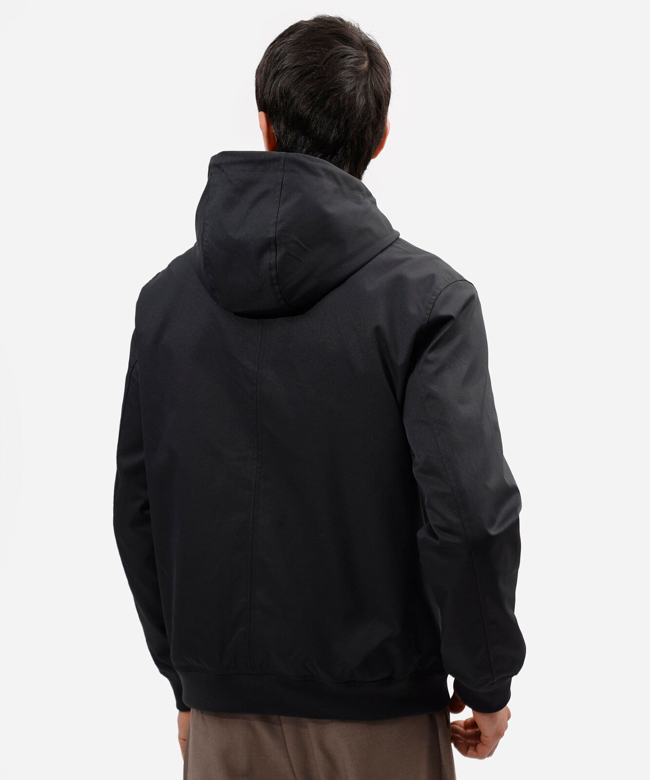 jaqueta masculina com bolsos e capuz preta