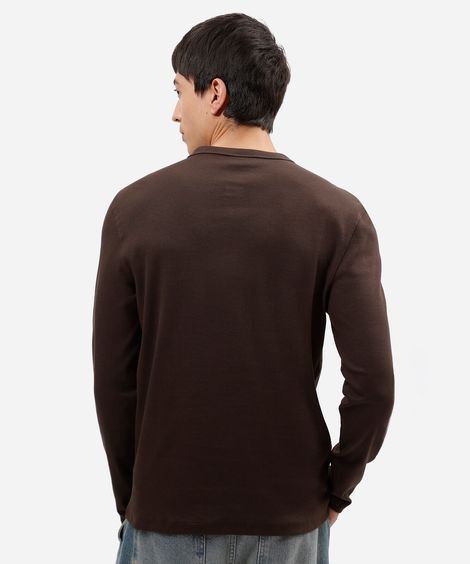 camiseta slim fit de algodão peruano gola henley manga longa marrom