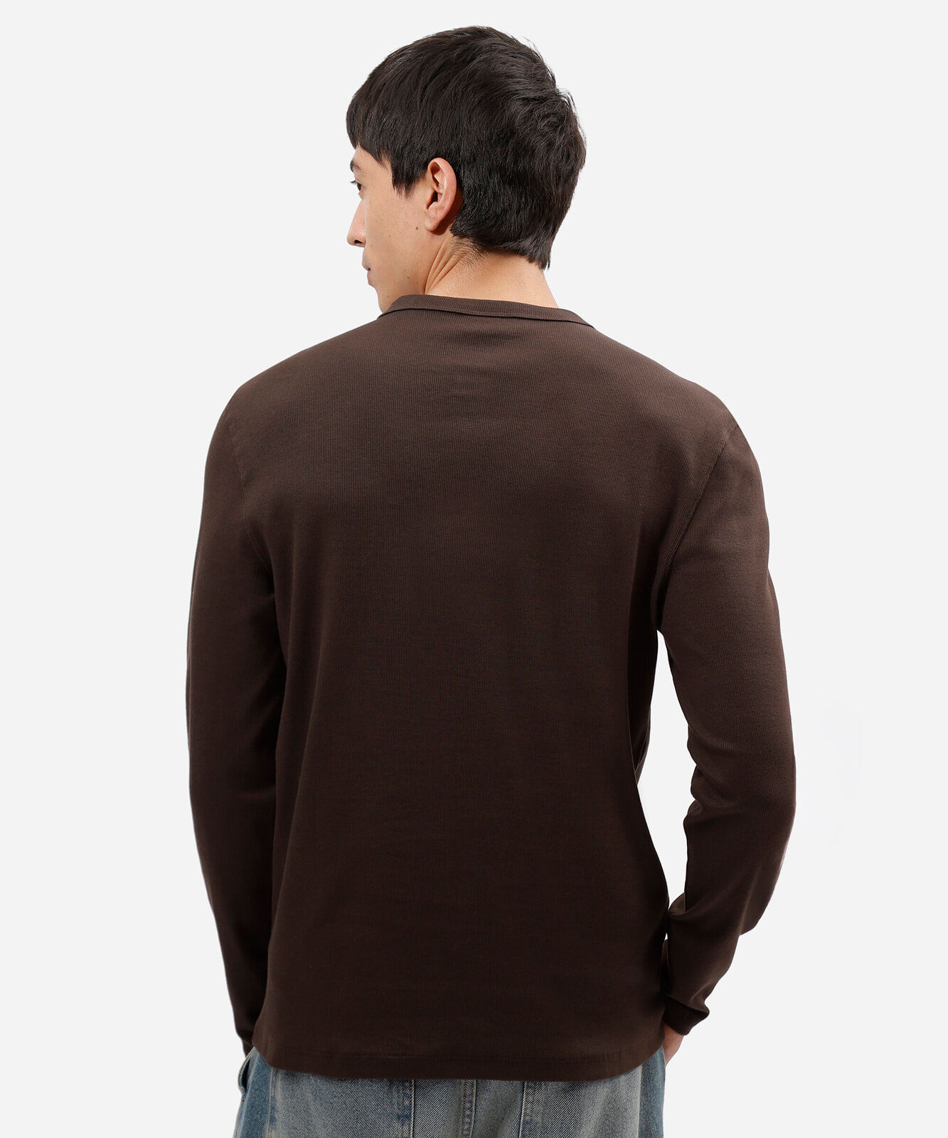camiseta slim fit de algodão peruano gola henley manga longa marrom