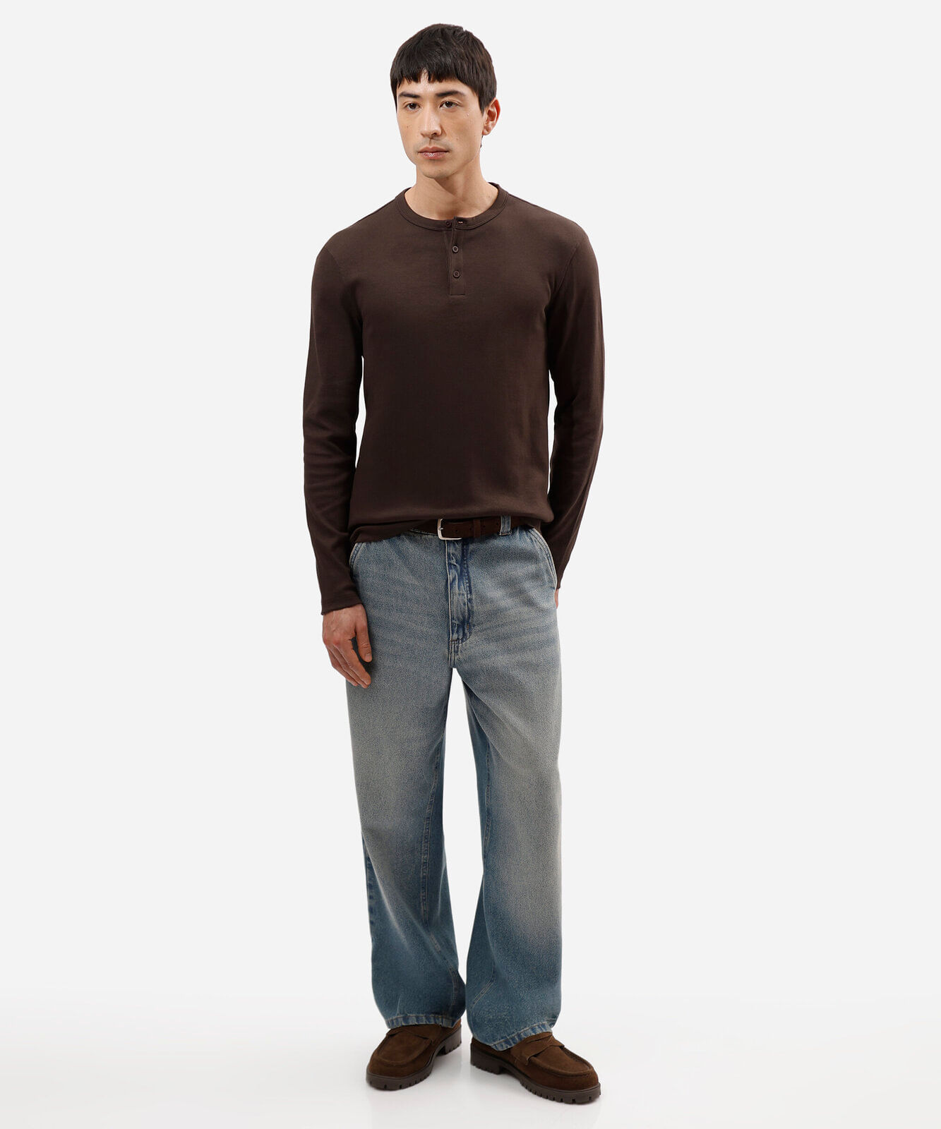 camiseta slim fit de algodão peruano gola henley manga longa marrom