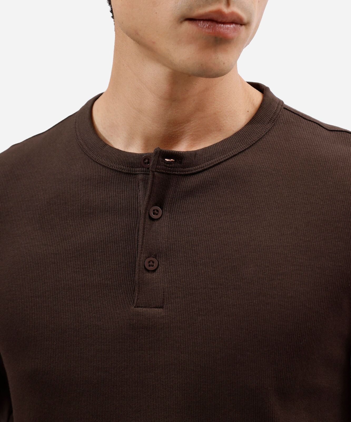 camiseta slim fit de algodão peruano gola henley manga longa marrom