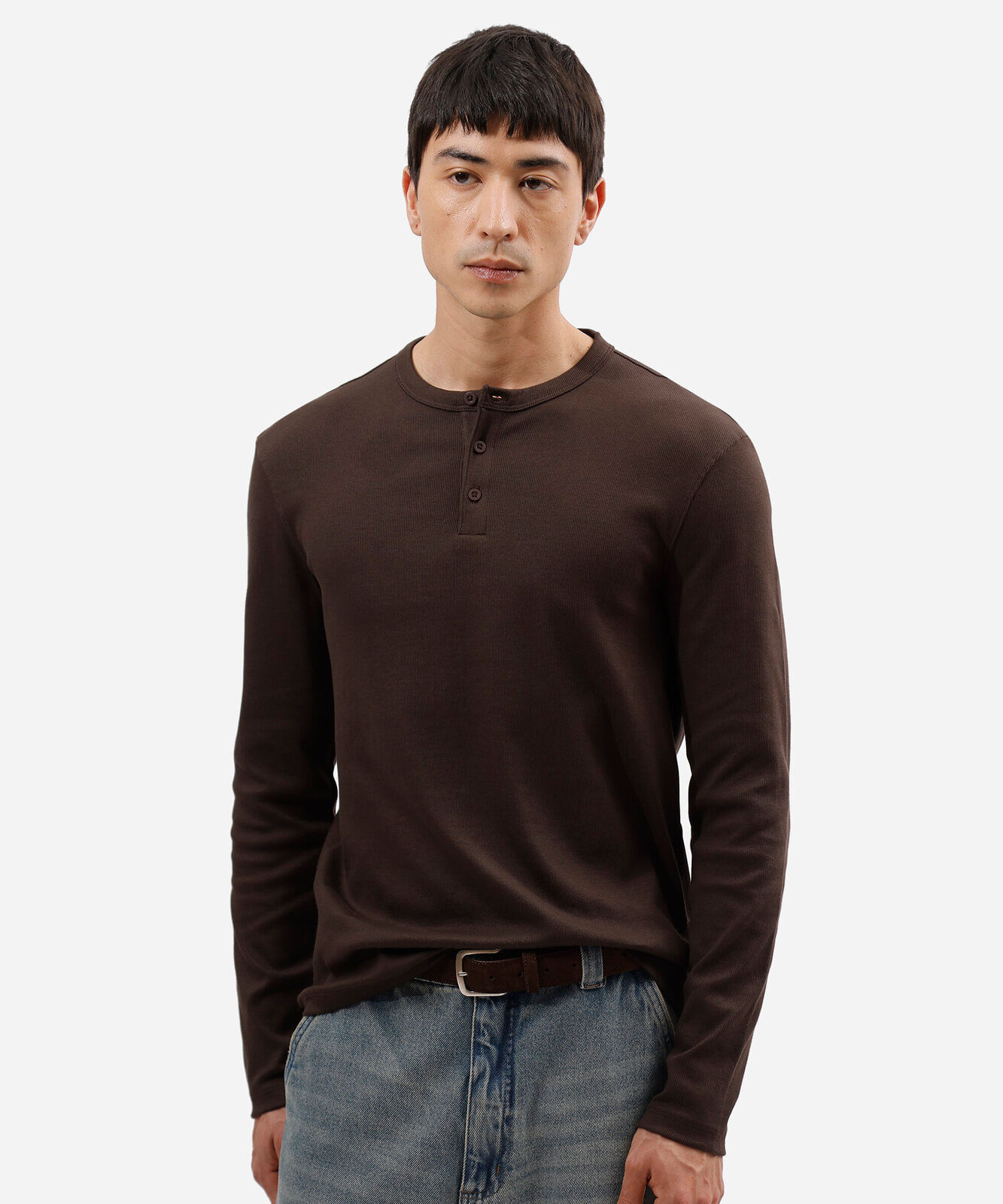 camiseta slim fit de algodão peruano gola henley manga longa marrom