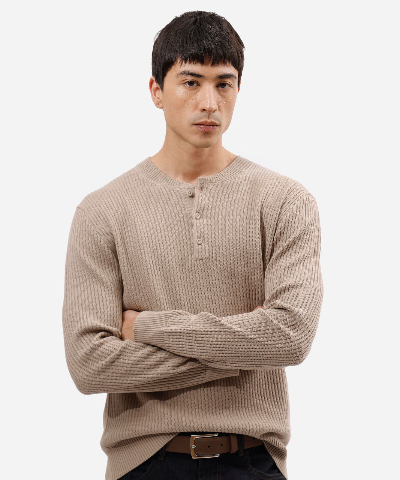 camiseta masculina de tricot gola henley manga longa canelada bege