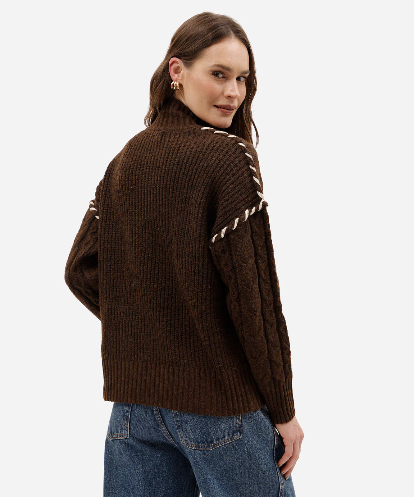 suéter feminino de tricot gola alta com bordado texturizado marrom