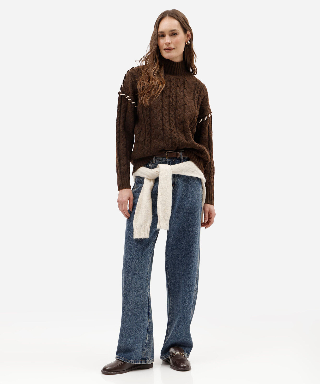 suéter feminino de tricot gola alta com bordado texturizado marrom