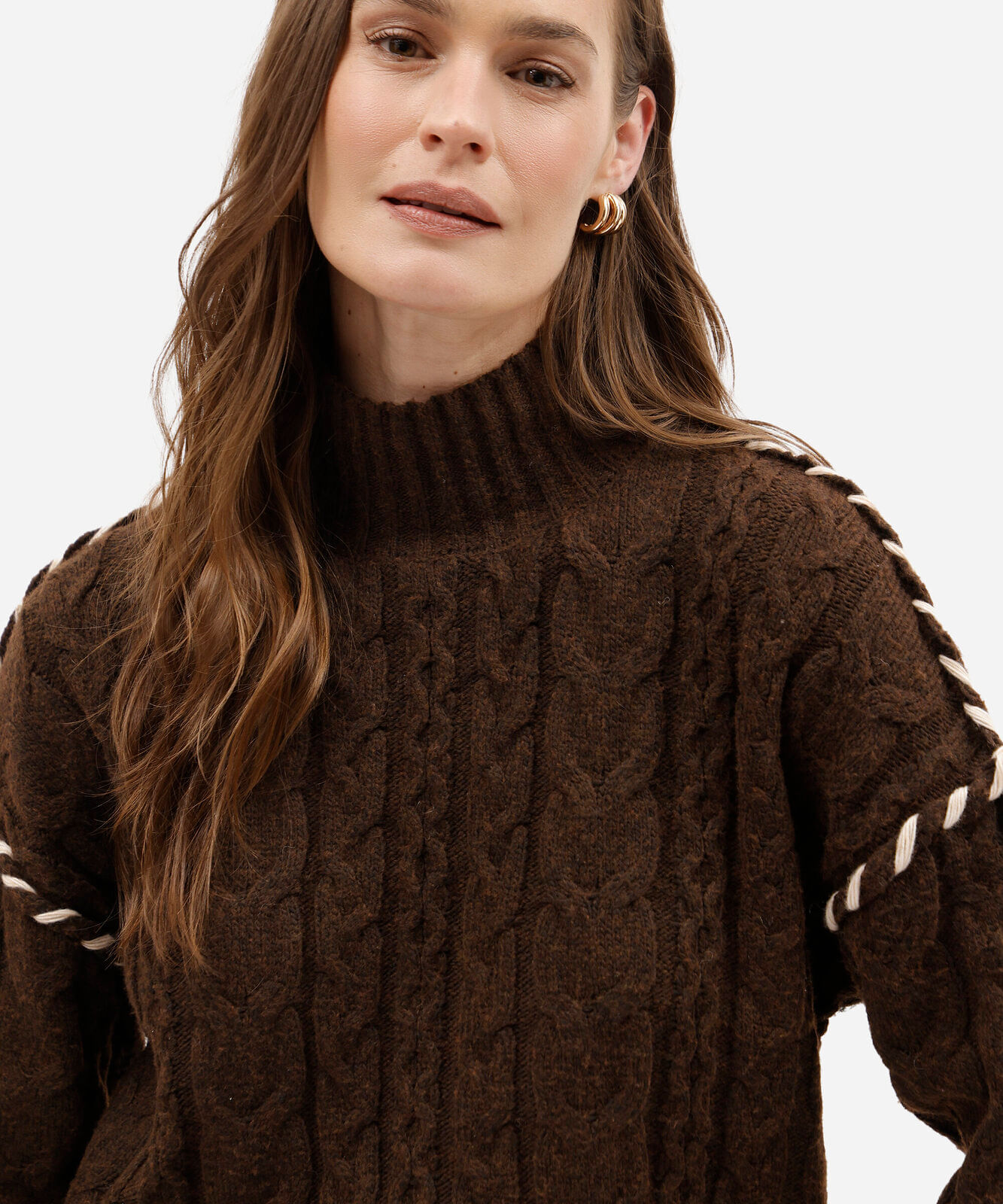 suéter feminino de tricot gola alta com bordado texturizado marrom