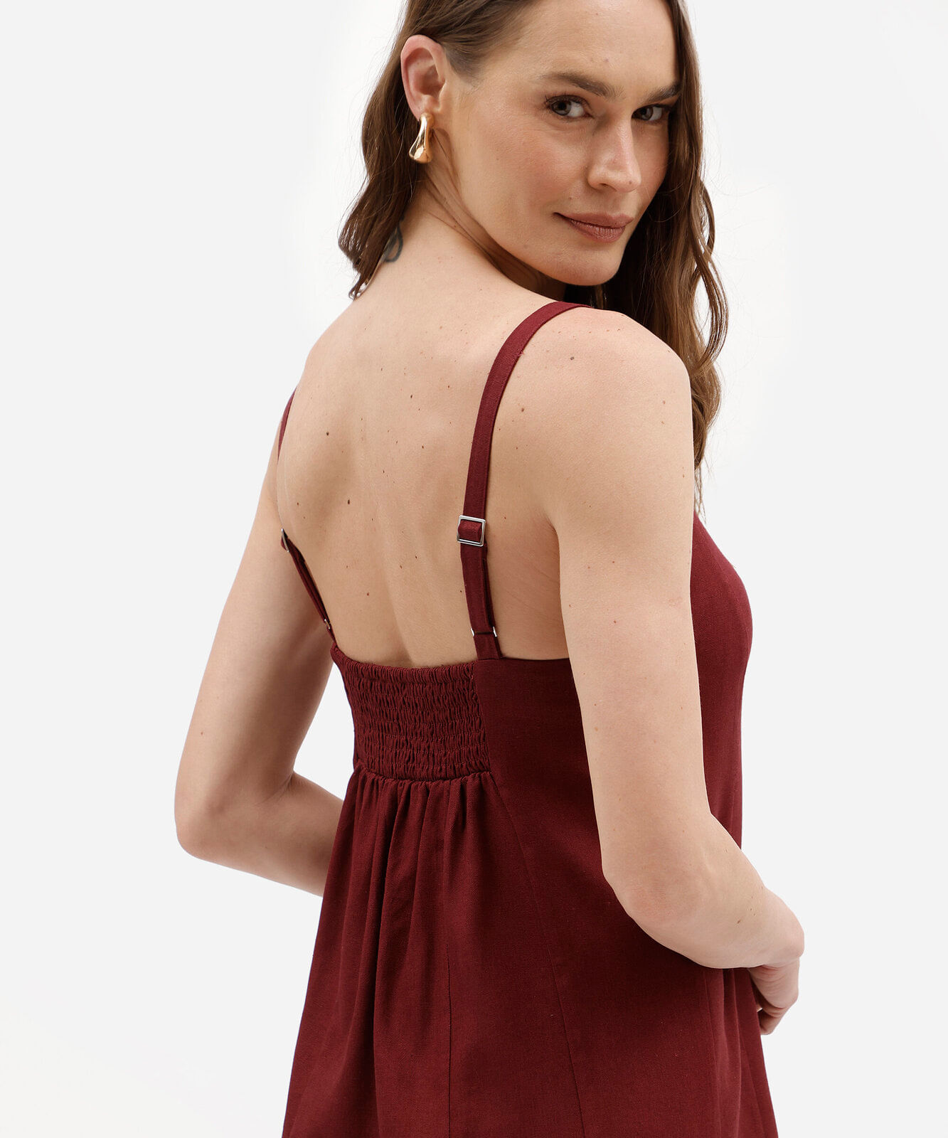 vestido curto alça fina feminino com linho e recortes vinho