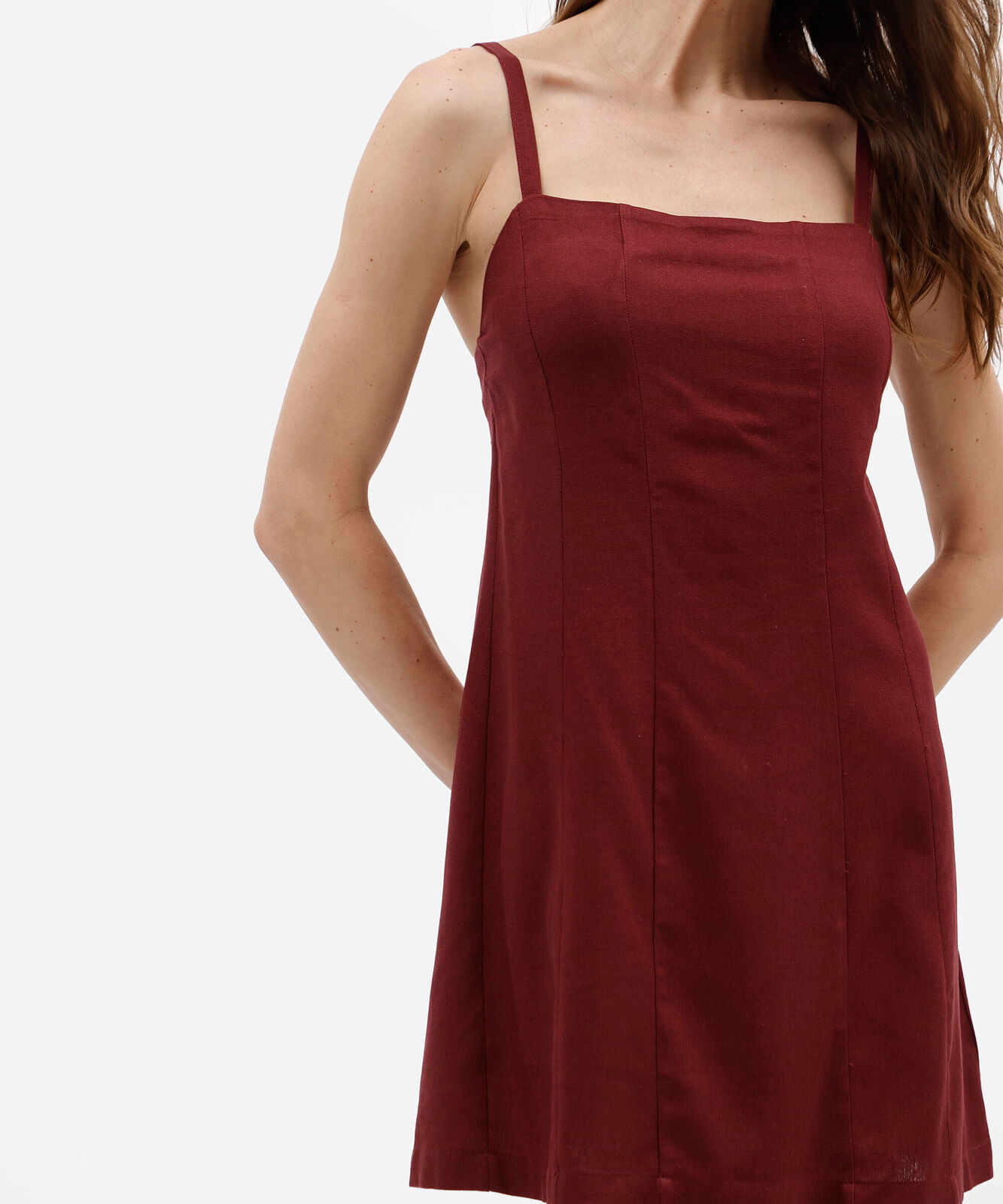 vestido curto alça fina feminino com linho e recortes vinho